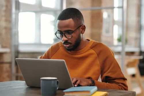 Applying for jobs online on Rozee.pk using a laptop