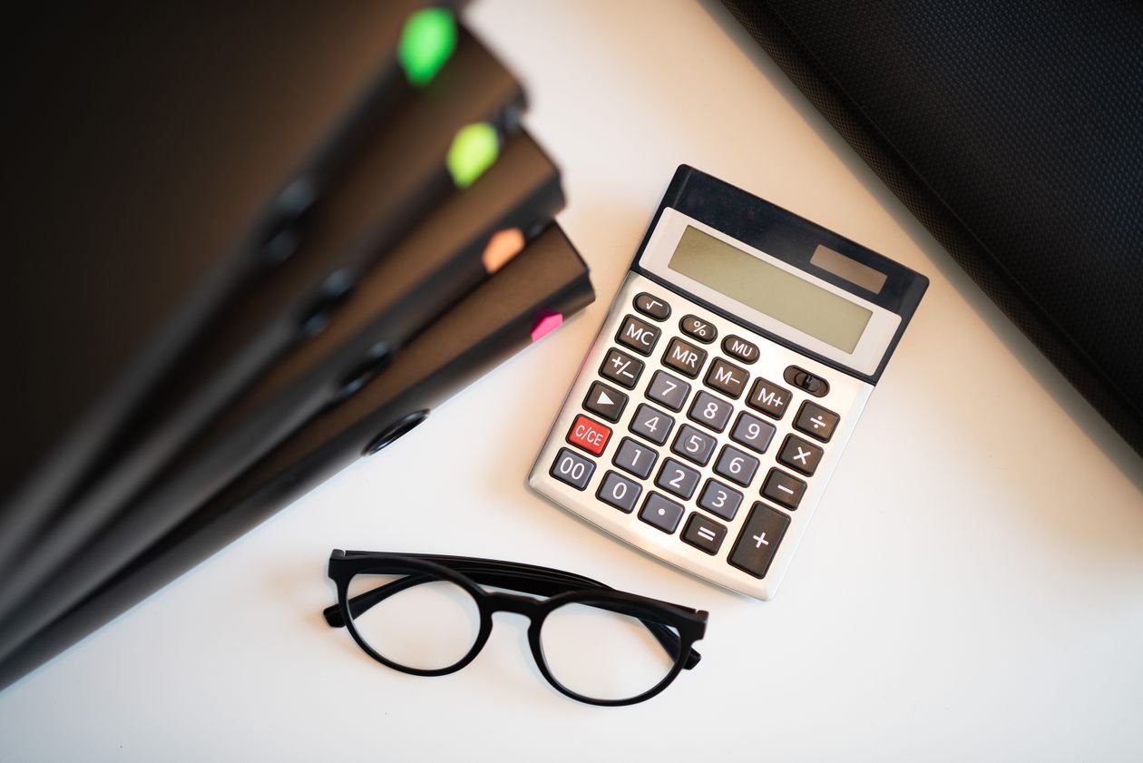 How to become a chartered accountant in Pakistan - calculator and financial documents on a desk